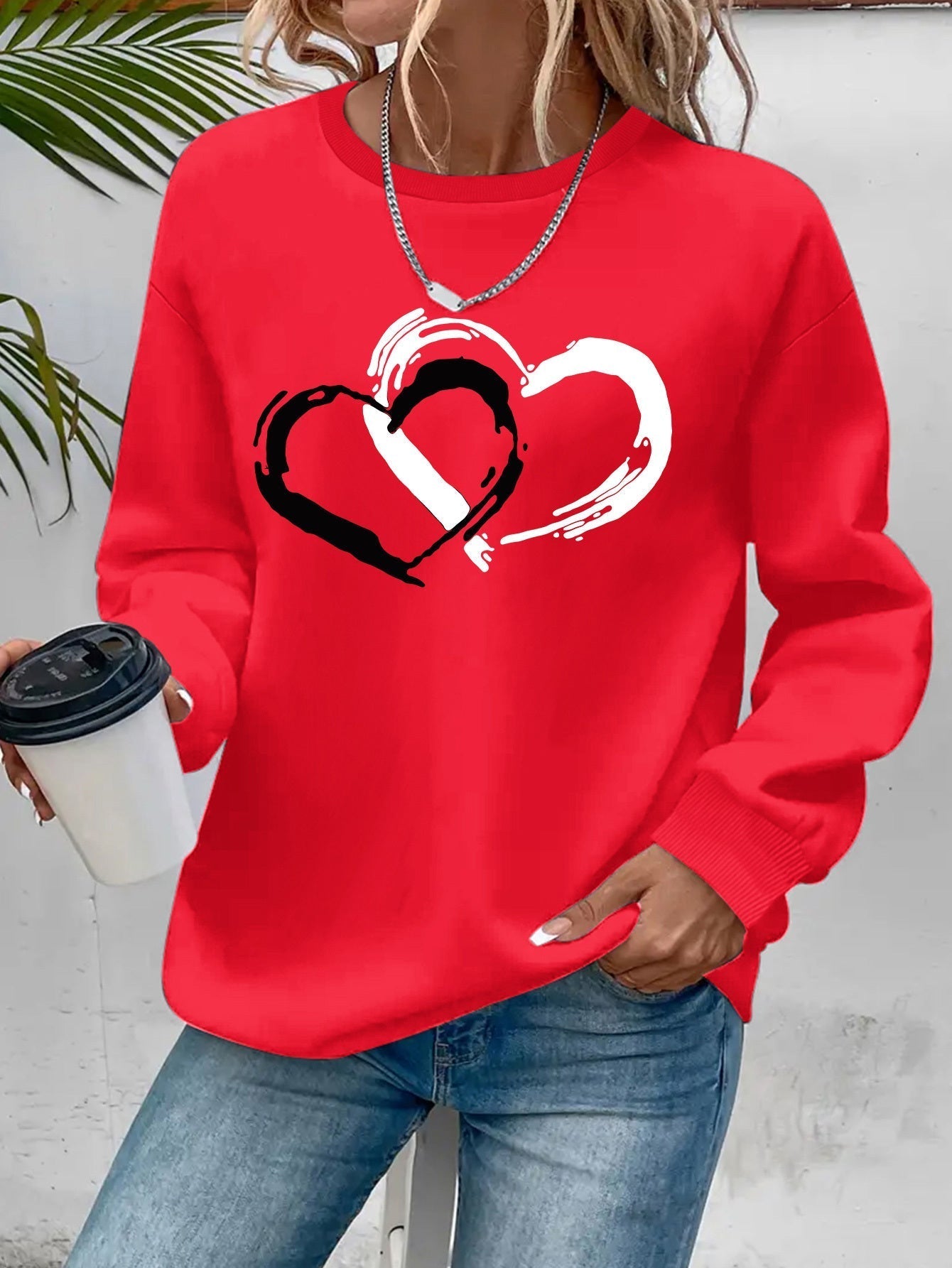 Sweatshirt med hjärttryck – Lekfull komfort med kärleksfull stil