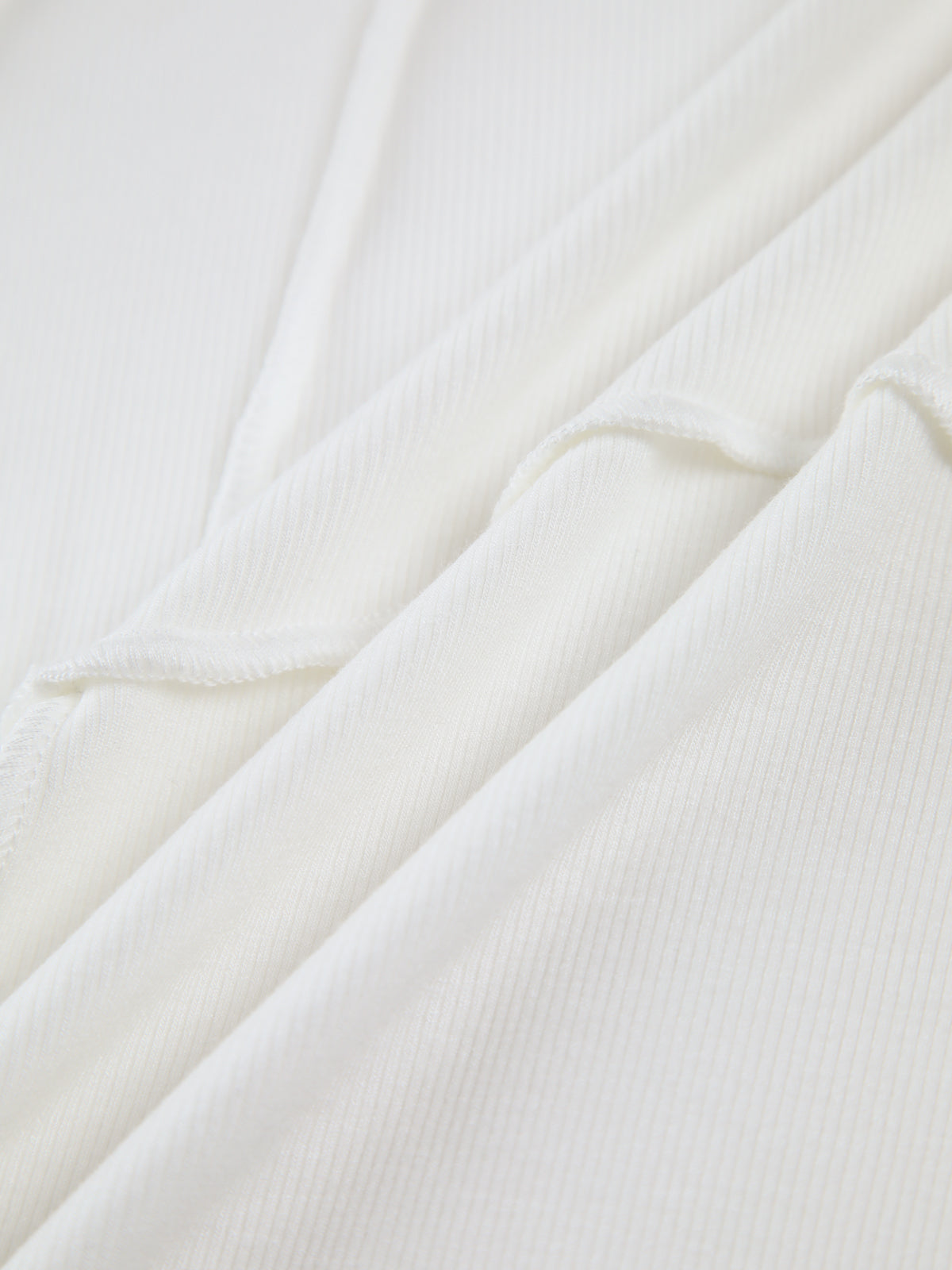 Figurbetonad Ripp-Top – Slank Minimalism med Självsäker Charm