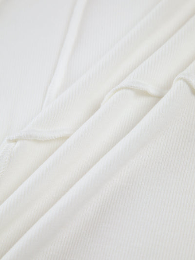 Figurbetonad Ripp-Top – Slank Minimalism med Självsäker Charm