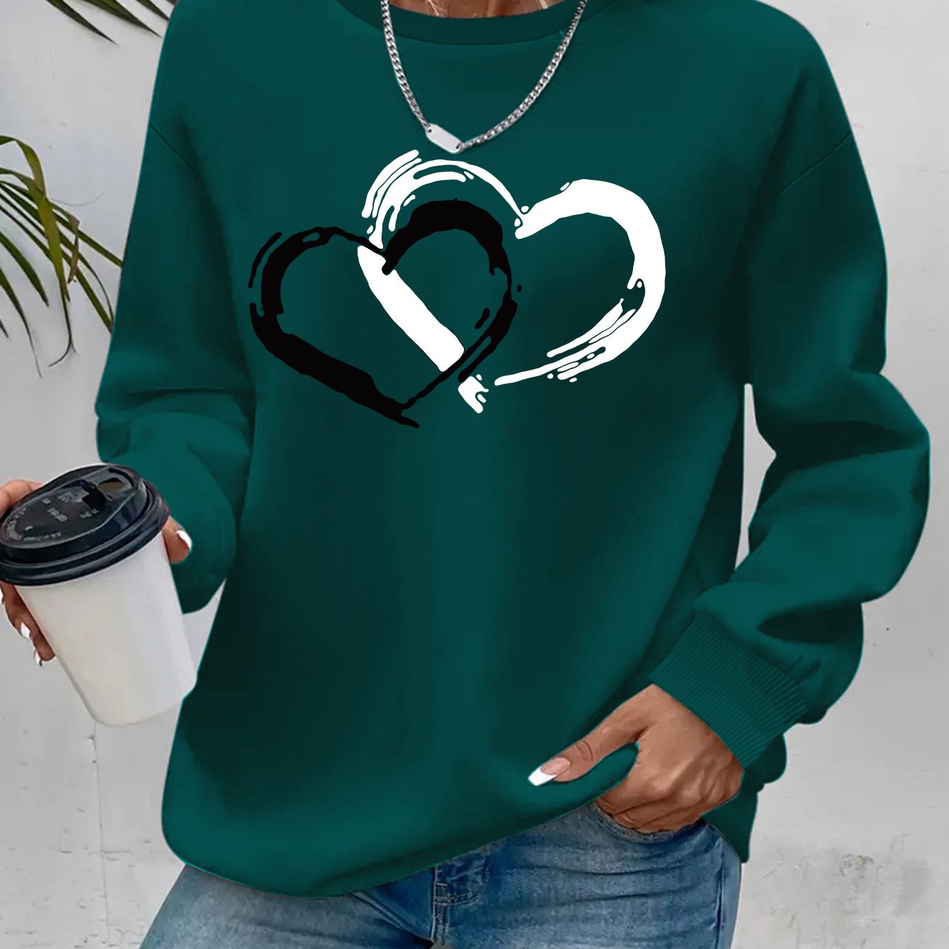 Sweatshirt med hjärttryck – Lekfull komfort med kärleksfull stil