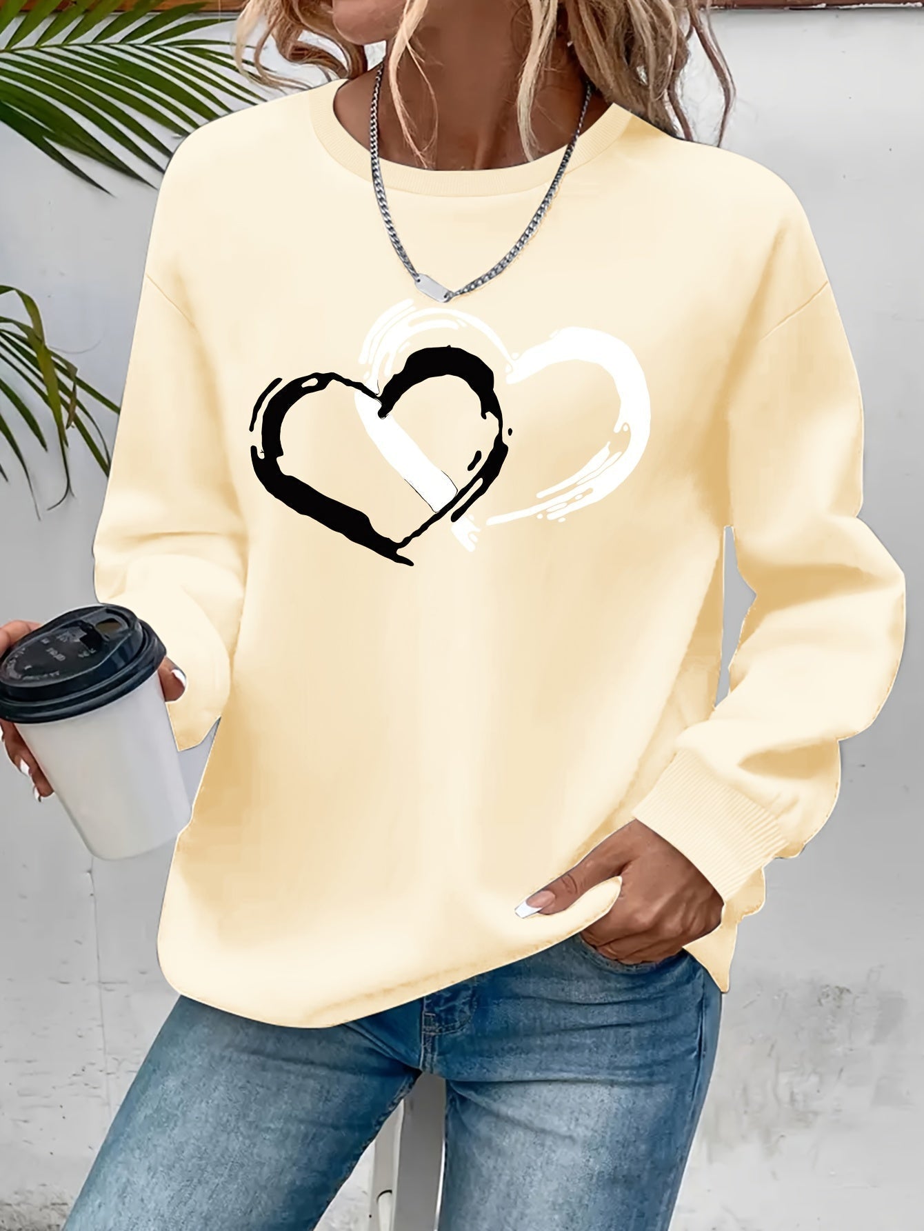 Sweatshirt med hjärttryck – Lekfull komfort med kärleksfull stil
