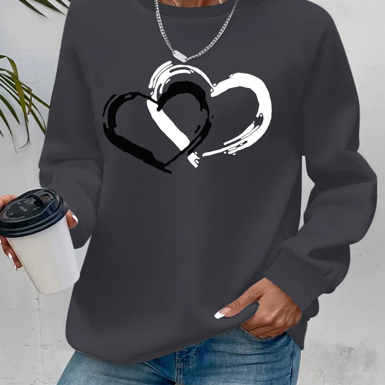 Sweatshirt med hjärttryck – Lekfull komfort med kärleksfull stil