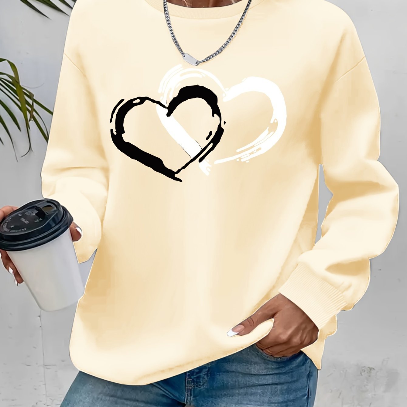 Sweatshirt med hjärttryck – Lekfull komfort med kärleksfull stil